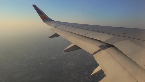 La vista dal finestrino di un aeroplano - Ala di un aeroplano che vola — Video Stock