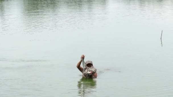 방콕, 태국에서 물의 자연적인 시체에서 민물 어 부 낚시는 방콕, 태국-2014 년 6 월 9 일: — 비디오