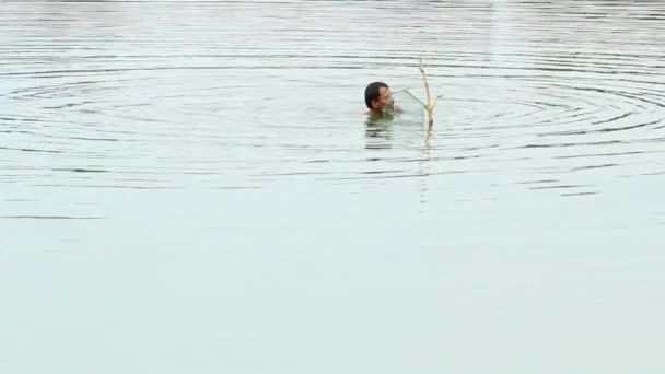 BANGKOK, TAILANDIA - 09 de junio de 2014: Pescador de agua dulce pesca en cuerpos naturales de agua en Bangkok, Tailandia — Vídeos de Stock