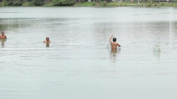 BANGKOK, TAILANDIA - 09 de junio de 2014: Pescador de agua dulce pesca en cuerpos naturales de agua en Bangkok, Tailandia — Vídeos de Stock