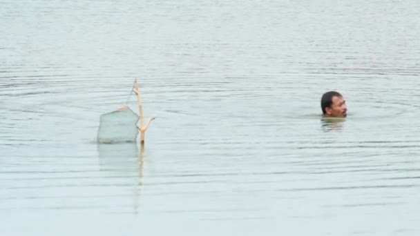 曼谷，泰国-2014 年 6 月 9 日: 淡水渔夫钓鱼在自然水体在曼谷，泰国 — 图库视频影像