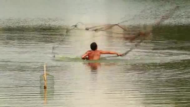 曼谷，泰国-2014 年 6 月 9 日: 淡水渔夫钓鱼在自然水体在曼谷，泰国 — 图库视频影像
