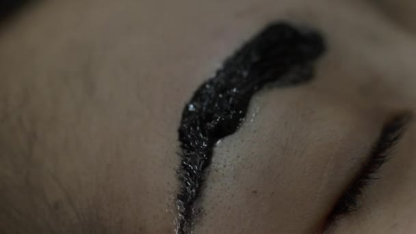 Make-up wenkbrauw tatoeage, vrij Aziatische vrouw gezicht close-up — Stockvideo