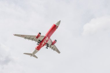 Bangkok, Tayland - 20 Mayıs 2015: Hs-Xta Airbus A330-343 Tay Airasia X iniş Don Mueang Uluslararası Havaalanı Tayland. Tay Airasia X Asya'nın en büyük düşük maliyetli havayolu şirketidir.