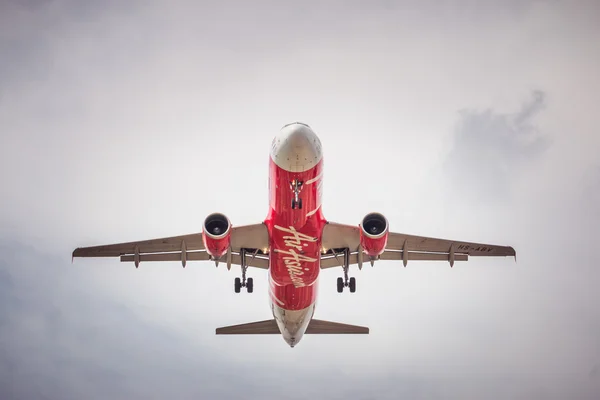 BANGKOK, THAILAND - MAY 20, 2015: HS-ABV Airbus A320-216 of Air Asia landing to Don Mueang International Airport Thailand. Air Asia company is the largest low cost airlines in Asia. — Stock Photo, Image