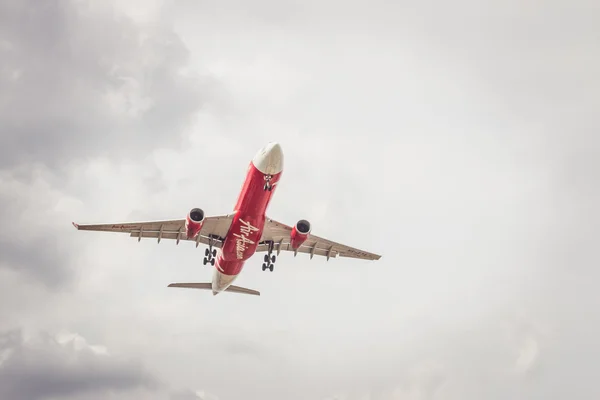 Bangkok, thailand - 20. mai 2015: hs-xta airbus a330-343 der thailändischen airasia x landung auf dem internationalen flughafen don mueang thailand. thai airasia x company ist die größte Billigfluggesellschaft in asien. — Stockfoto