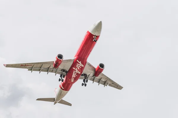 BANGKOK, THAILAND - MAY 20, 2015: HS-XTA  Airbus A330-343 of Thai AirAsia X landing to Don Mueang International Airport Thailand. Thai AirAsia X company is the largest low cost airlines in Asia. — Stock Photo, Image