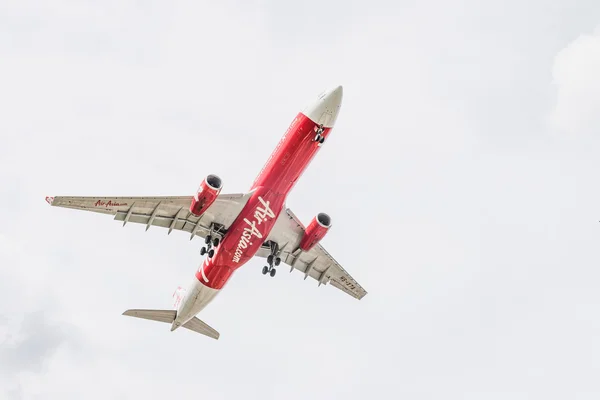 BANGKOK, THAILAND - MAY 20, 2015: HS-XTA  Airbus A330-343 of Thai AirAsia X landing to Don Mueang International Airport Thailand. Thai AirAsia X company is the largest low cost airlines in Asia. — Stock Photo, Image