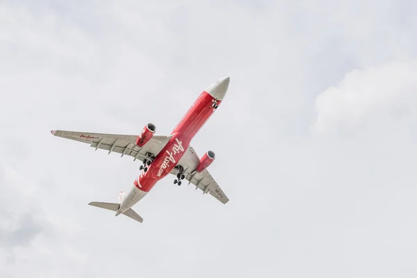 BANGKOK, TAILANDIA - 20 DE MAYO DE 2015: HS-XTA Airbus A330-343 of Thai AirAsia X landing to Don Mueang International Airport Thailand. Thai AirAsia X es la mayor compañía aérea de bajo coste de Asia . —  Fotos de Stock