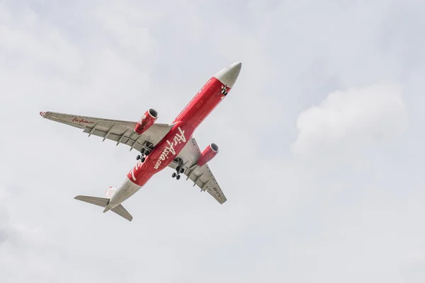 Bangkok, thailand - 20. mai 2015: hs-xta airbus a330-343 der thailändischen airasia x landung auf dem internationalen flughafen don mueang thailand. thai airasia x company ist die größte Billigfluggesellschaft in asien. — Stockfoto