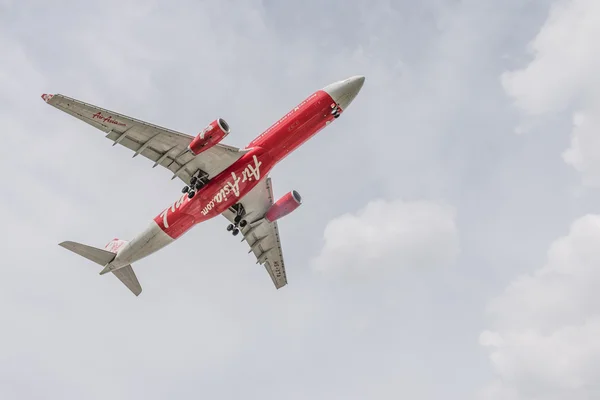 BANGKOK, TAILANDIA - 20 DE MAYO DE 2015: HS-XTA Airbus A330-343 of Thai AirAsia X landing to Don Mueang International Airport Thailand. Thai AirAsia X es la mayor compañía aérea de bajo coste de Asia . —  Fotos de Stock