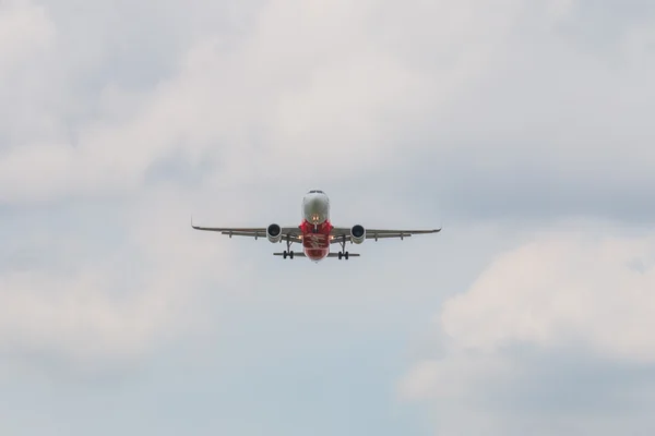 Airbus A320-216 Thai Airasia lądowania do Tajlandii Don Mueang International Airport. — Zdjęcie stockowe