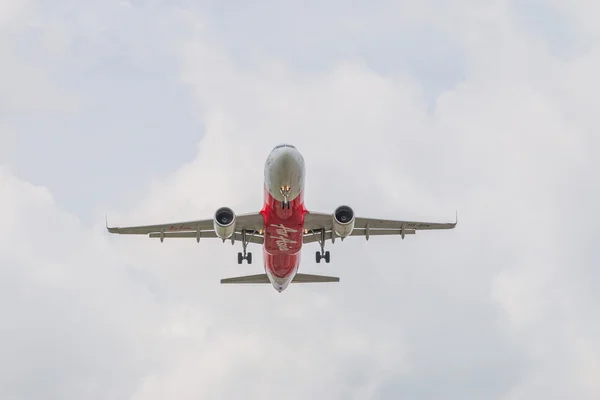 Airbus A320-216 Thai Airasia lądowania do Tajlandii Don Mueang International Airport. — Zdjęcie stockowe