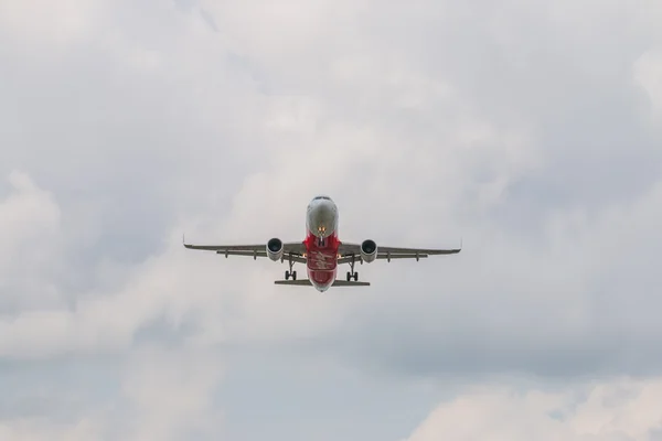 Airbus A320-216 of Thai AirAsia landing to Don Mueang International Airport Thailand. — Stock Photo, Image