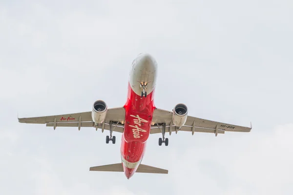 Airbus A320-216 Thai Airasia lądowania do Tajlandii Don Mueang International Airport. — Zdjęcie stockowe