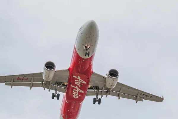 Airbus A320-216 Thai Airasia lądowania do Tajlandii Don Mueang International Airport. — Zdjęcie stockowe