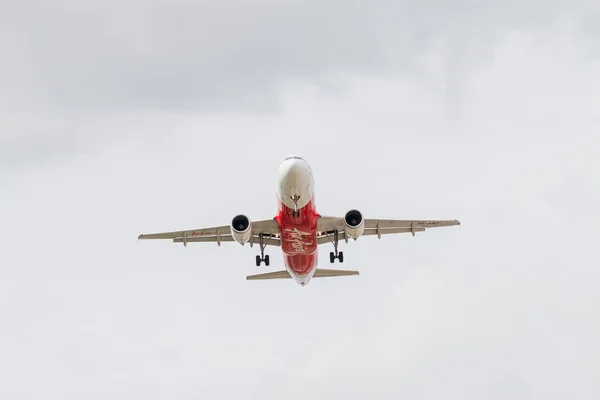 Airbus A320-216 Thai Airasia lądowania do Tajlandii Don Mueang International Airport. — Zdjęcie stockowe