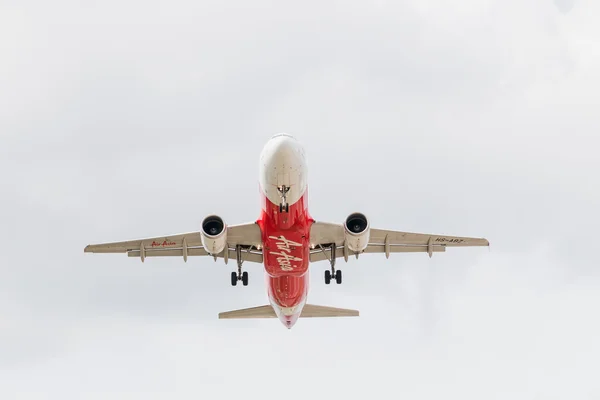 Airbus A320-216 of Thai AirAsia landing to Don Mueang International Airport Thailand. — Stock Photo, Image