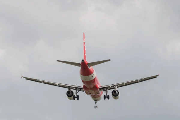 Airbus A320-216 Thai Airasia lądowania do Tajlandii Don Mueang International Airport. — Zdjęcie stockowe