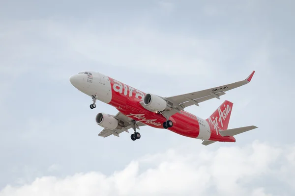 Airbus A320-216 Thai Airasia lądowania do Tajlandii Don Mueang International Airport. — Zdjęcie stockowe