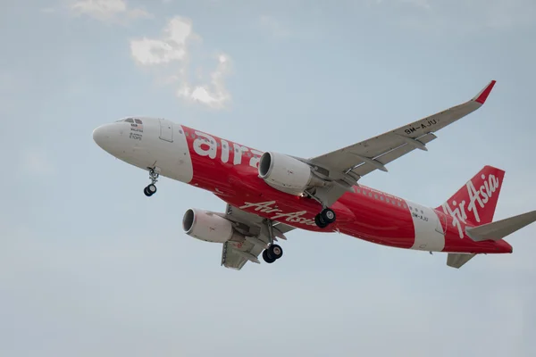 Airbus A320-216 Thai Airasia lądowania do Tajlandii Don Mueang International Airport. — Zdjęcie stockowe