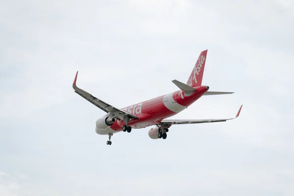 Airbus A320-216 of Thai AirAsia landing to Don Mueang International Airport Thailand. — Stock Photo, Image