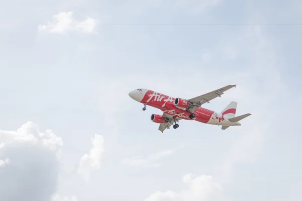 Airbus A320-216 Airasia lądowania do Tajlandii Don Mueang International Airport — Zdjęcie stockowe