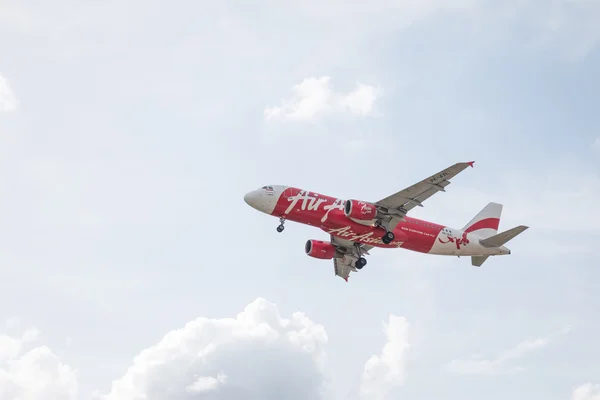 Airbus A320-216 Airasia lądowania do Tajlandii Don Mueang International Airport — Zdjęcie stockowe