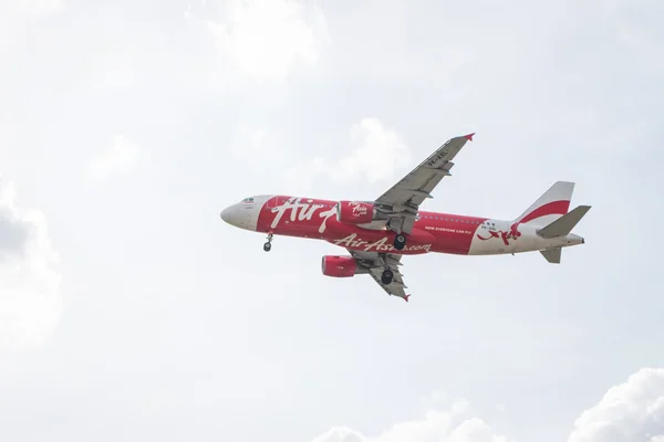 Airbus A320-216 Airasia lądowania do Tajlandii Don Mueang International Airport — Zdjęcie stockowe