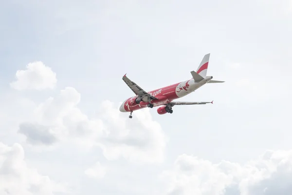 Airbus A320-216 Airasia lądowania do Tajlandii Don Mueang International Airport — Zdjęcie stockowe