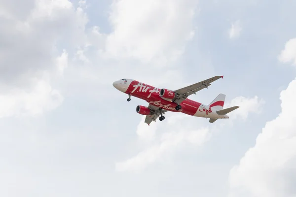 Airbus A320-216 Airasia lądowania do Tajlandii Don Mueang International Airport — Zdjęcie stockowe