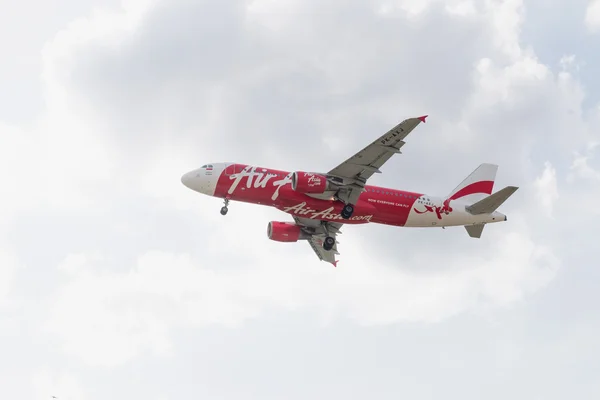 Airbus A320-216 of AirAsia landing to Don Mueang International Airport Thailand — Stock Photo, Image