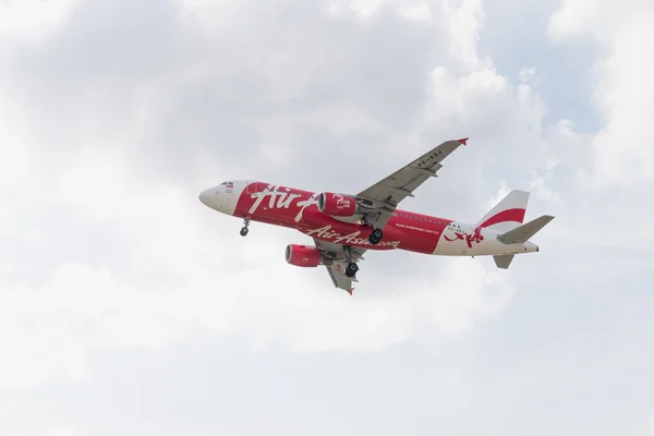 Airbus a320-216 von airasia landet auf dem internationalen flughafen don mueang thailand — Stockfoto