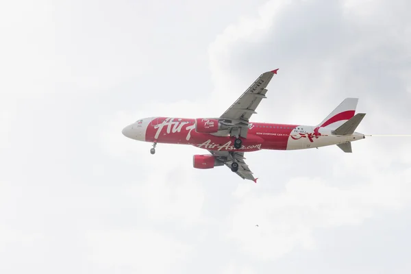 Airbus A320-216 Airasia lądowania do Tajlandii Don Mueang International Airport — Zdjęcie stockowe