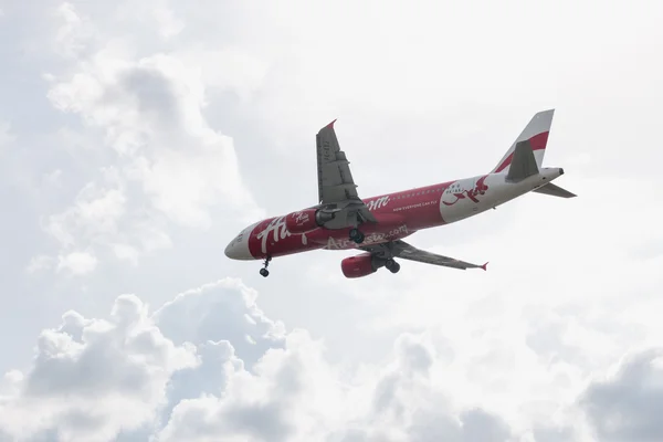 Airbus A320-216 Airasia lądowania do Tajlandii Don Mueang International Airport — Zdjęcie stockowe