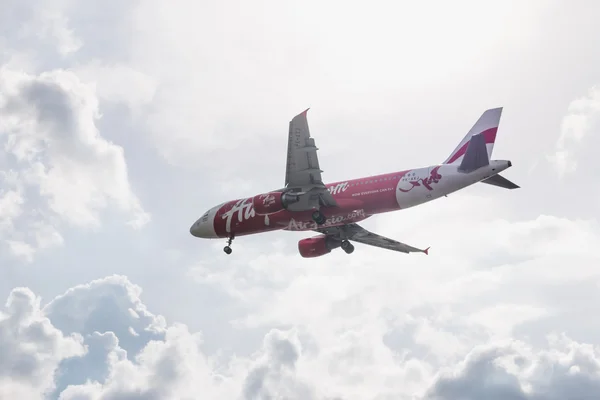 Airbus A320-216 Airasia lądowania do Tajlandii Don Mueang International Airport — Zdjęcie stockowe