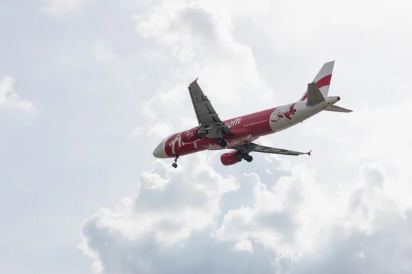 Airbus A320-216 of AirAsia landing to Don Mueang International Airport Thailand — Stock Photo, Image