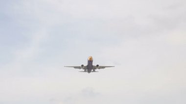 Jet uçağı iniş Don Mueang Uluslararası Havaalanı'na yaklaşıyor