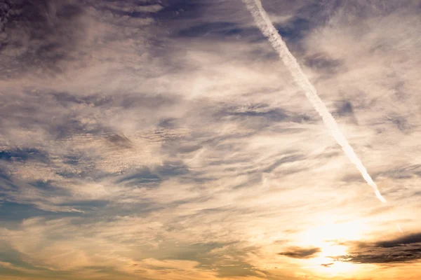 Himmel og sky bakgrunn med fargerike soloppganger – stockfoto