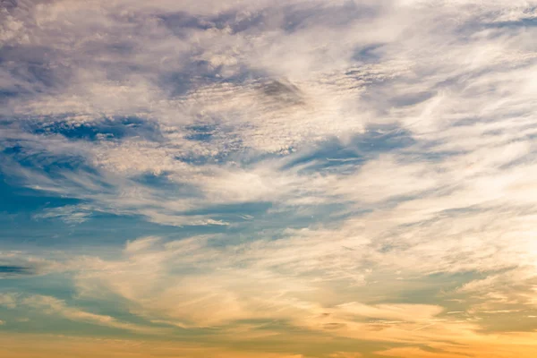 天空和云彩背景与五颜六色在日出自然 — 图库照片
