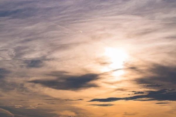 Himmel und Wolken Hintergrund mit bunten bei Sonnenaufgang Natur — Stockfoto