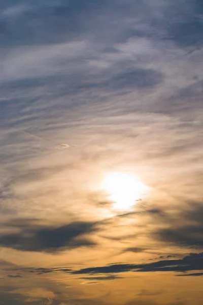 Céu e nuvem de fundo com colorido ao nascer do sol natureza — Fotografia de Stock