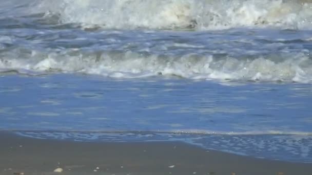 Slow Motion Belle vague géante bleue de l'océan s'écrasant sur la plage en Thaïlande : Slow Motion 100fps à 25 fps — Video