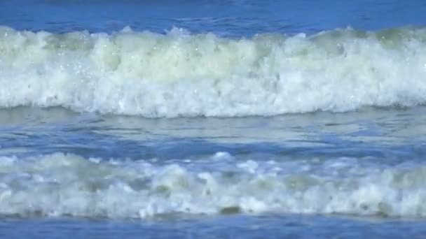 Slow Motion Hermosa ola gigante azul del océano estrellándose en la playa en Tailandia: cámara lenta 100fps a 25 fps — Vídeo de stock