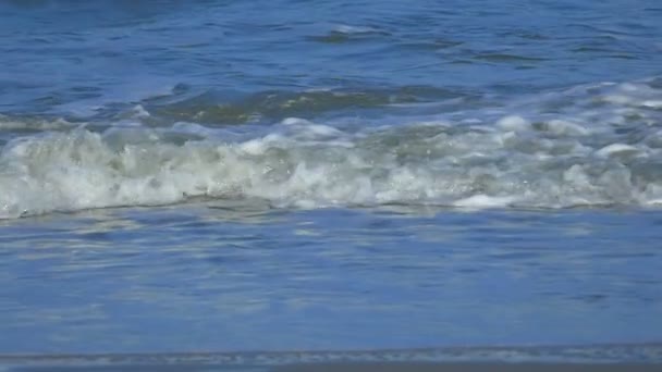 Slow Motion Hermosa ola gigante azul del océano estrellándose en la playa en Tailandia: cámara lenta 100fps a 25 fps — Vídeo de stock