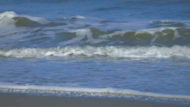 Slow Motion Beautiful Blue Giant Ocean Wave Crashing on Beach in Thailand: Slow Motion 100fps to 25 fps — Vídeo de Stock