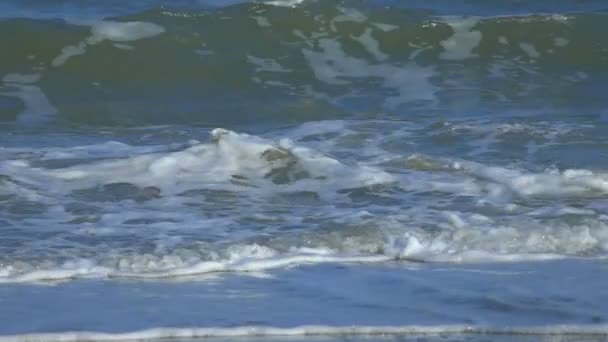 Slow Motion Belle vague géante bleue de l'océan s'écrasant sur la plage en Thaïlande : Slow Motion 100fps à 25 fps — Video