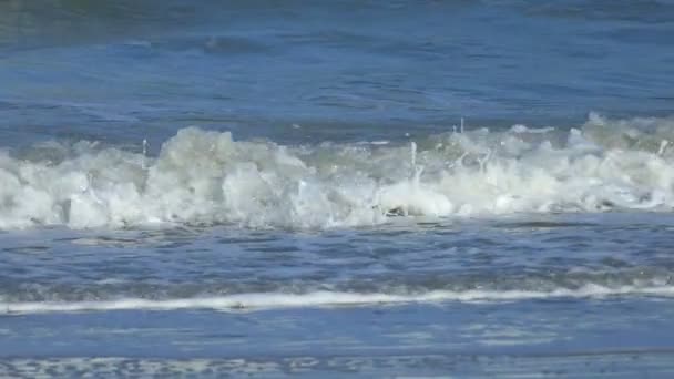 Zeitlupe schöne blaue riesige Ozeanwelle kracht auf Strand in Thailand: Zeitlupe 100fps bis 25 fps — Stockvideo