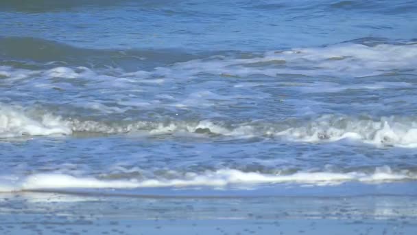 Slow Motion Beautiful Blue Giant Ocean Wave Crashing on Beach in Thailand:Slow Motion 100fps to 25 fps — Stock Video