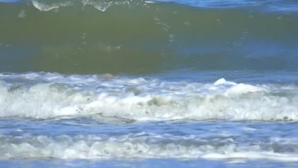 Slow Motion Hermosa ola gigante azul del océano estrellándose en la playa en Tailandia: cámara lenta 100fps a 25 fps — Vídeos de Stock